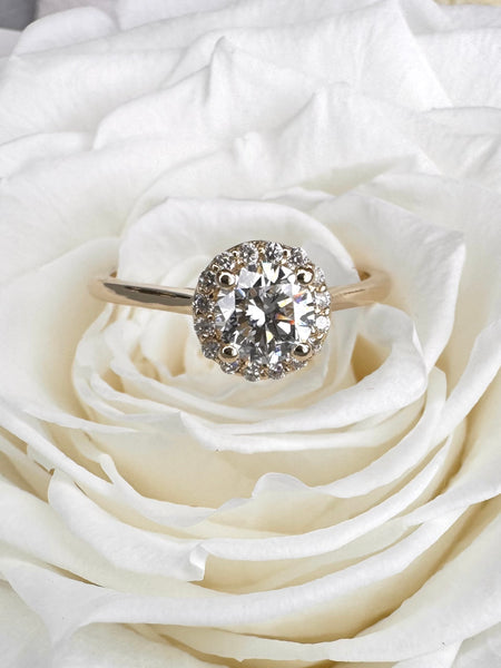 Bague solitaire ronde avec halo DR145