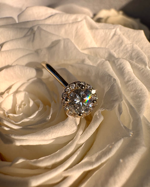 Bague solitaire ronde avec halo DR145